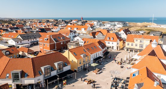 Torvet i Løkken med kig til Vesterhavet